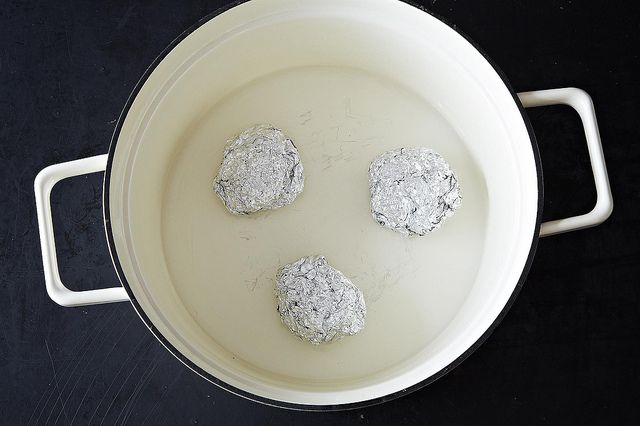 https://nomealnohealth.com/wp-content/uploads/2016/12/Arrange-aluminum-foil-balls-in-the-pot.jpg